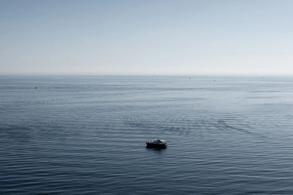 Одинокая моторная лодка на спокойном море.